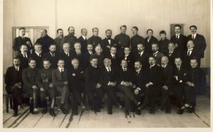 Aukštųjų-kursų-dėstytojai-1921-m.-Iš-KTU-muziejaus-rinkinių-700x433